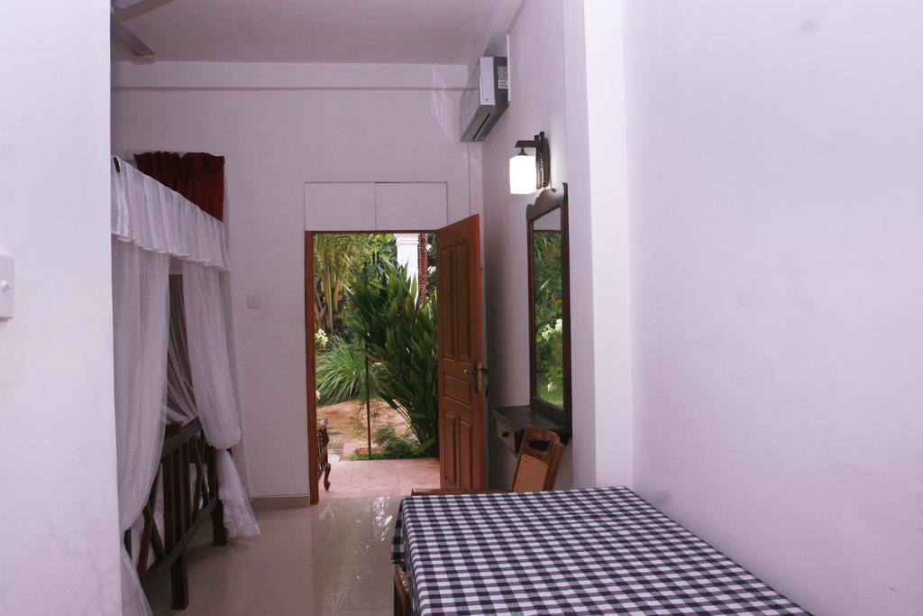 Tithira Guest House Mirissa Ruang foto