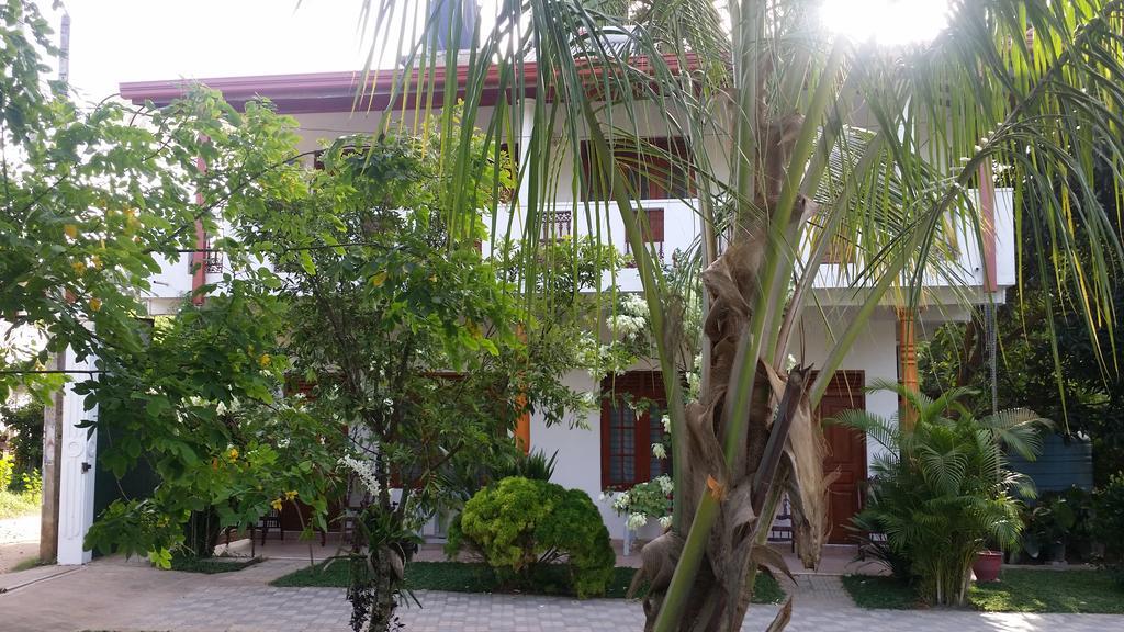 Tithira Guest House Mirissa Bagian luar foto