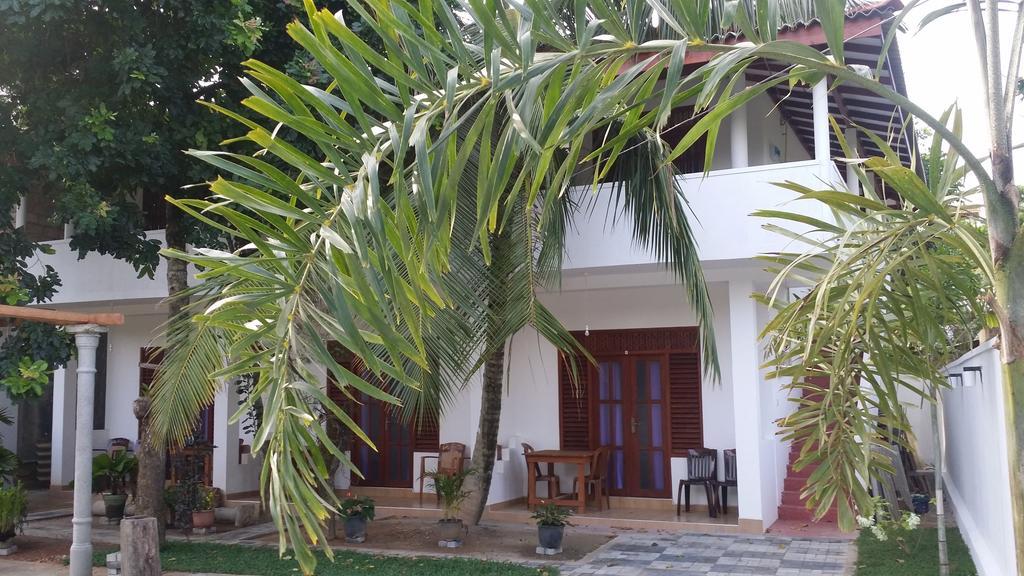 Tithira Guest House Mirissa Bagian luar foto