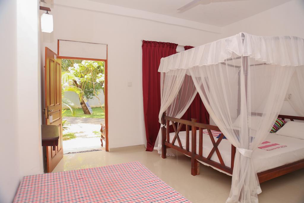 Tithira Guest House Mirissa Bagian luar foto