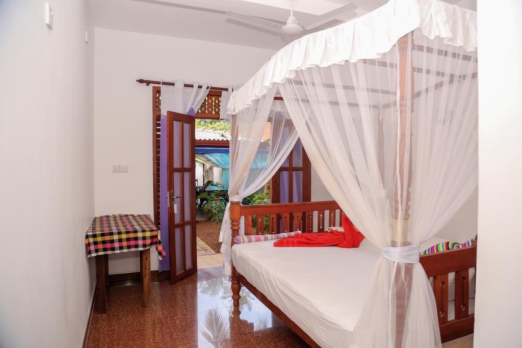 Tithira Guest House Mirissa Bagian luar foto