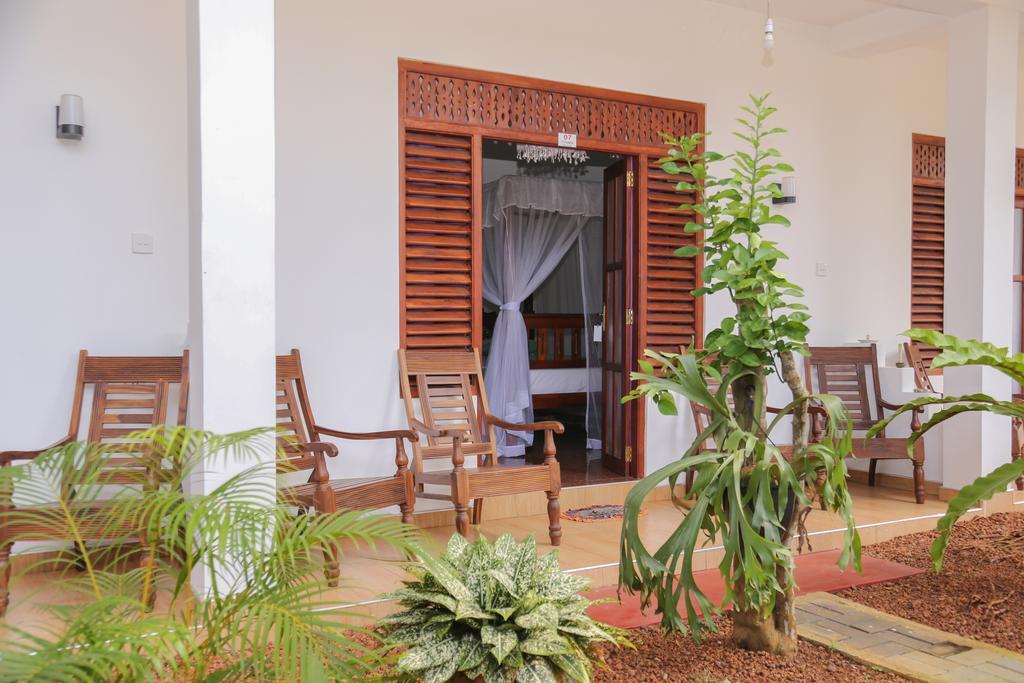 Tithira Guest House Mirissa Bagian luar foto