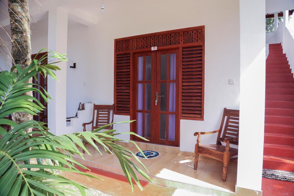 Tithira Guest House Mirissa Bagian luar foto